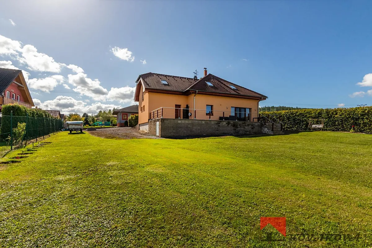 Prodej rodinného domu 346 m², pozemek 2669 m²